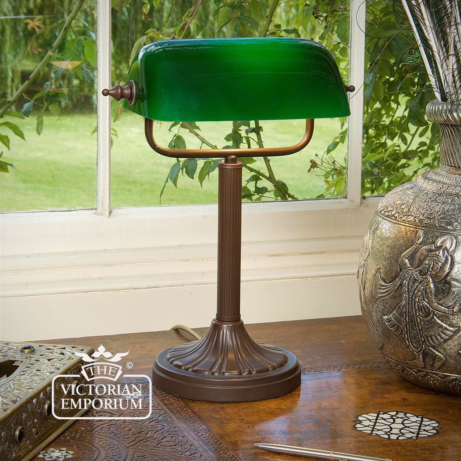 Bankers Lamp With White Or Green Shade for dimensions 1600 X 1600