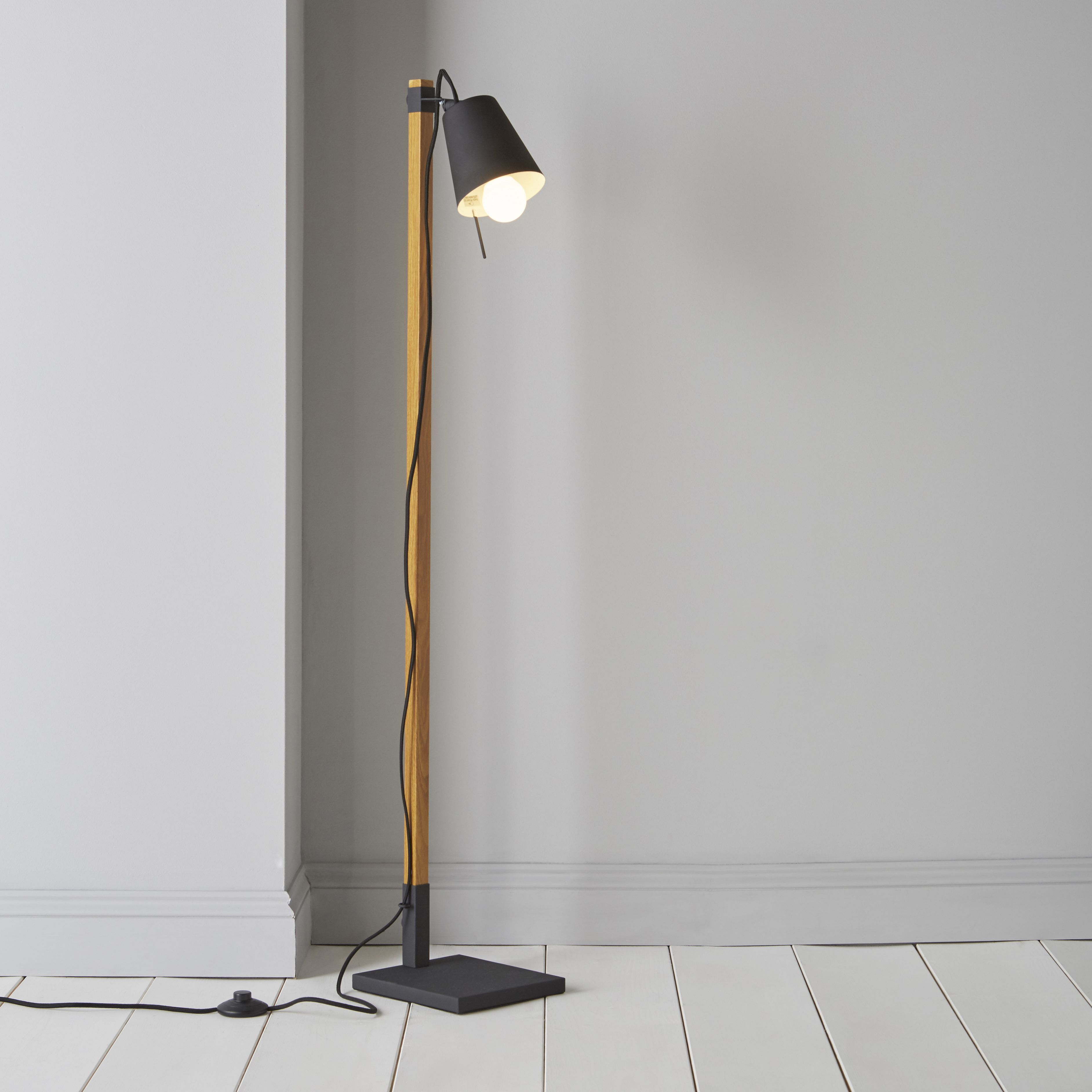 Diy Floor Lamps 15 Simple Ideas That Will Brighten Your Home in measurements 3768 X 3768